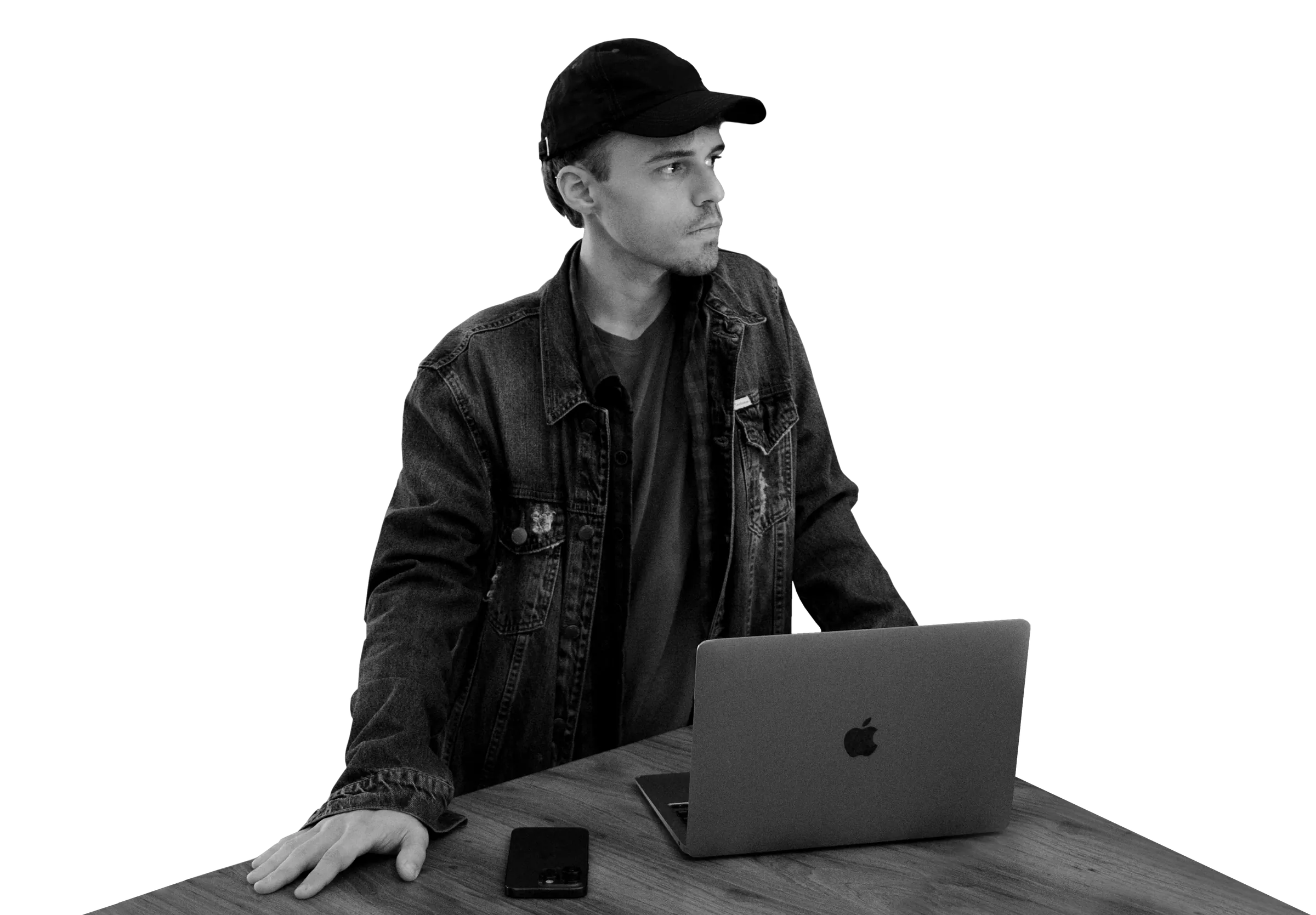 Gustavo Tulio, designer UX/UI e de produto, trabalhando no notebook